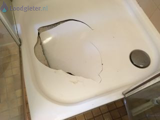 Loodgieter Douchebak plaatsen Gescheurde douchebak