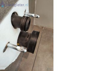 Loodgieter Hangend toilet plaatsen Hangtoilet komt los van de muur.