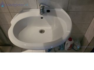 Loodgieter Installatie wastafel Huidige wastafel jn badkamer is kapot