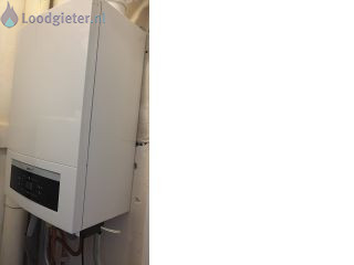 Loodgieter Radiator vervangen Radiator opnieuw bevestigen aan de muur.