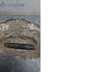 Loodgieter Waterleiding doorboord Doorboorde waterleiding in de vloer.