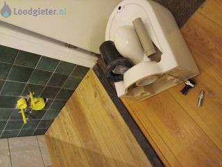 Loodgieter Hangend toilet plaatsen Hangende toiletpot ophangen en monteren